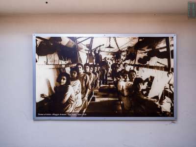 Dario ci mostra invece due immagini simbolo appese alle pareti della sede di via Napoli: immortalano il lavoro delle sarte al telaio nel 1926...